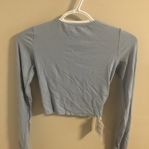 Baby Blue ruched button crop top - Picture 2 of 3